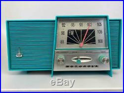 MOTOROLA B1-1 1950's Mid Century Atomic Aqua Turquoise Bakelite Tabletop Radio